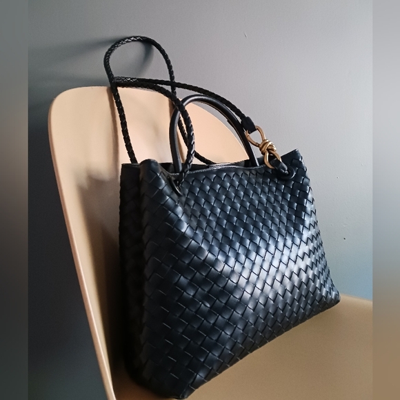 Elegant Black Woven Shoulder Bag - Picture 4 of 14